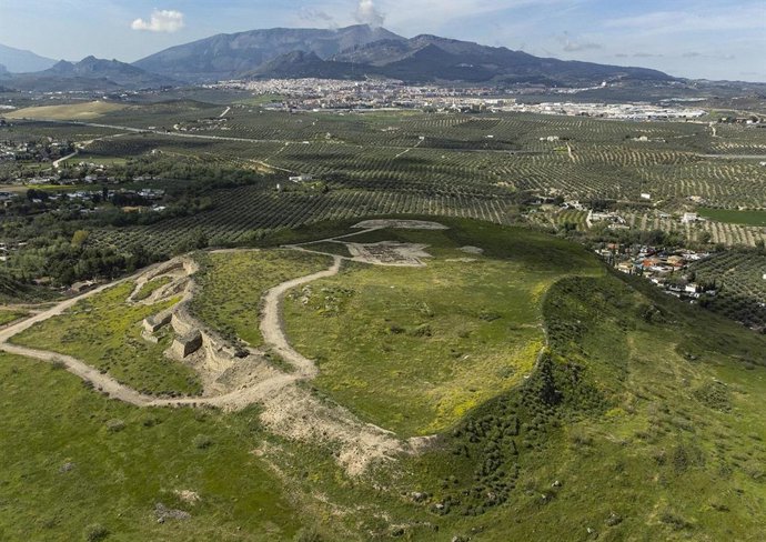 Archivo - Vista aérea del yacimiento de Puente Tablas con el núcleo urbano de Jaén al fondo.