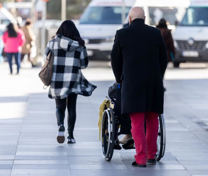 Archivo - Una mujer empuja una silla de ruedas, a 3 de febrero de 2025, en Madrid (España). La Seguridad Social destinó en el mes de enero de 2025 la cifra récord de 13.432,4 millones de euros al pago de la nómina ordinaria mensual de las pensiones contri