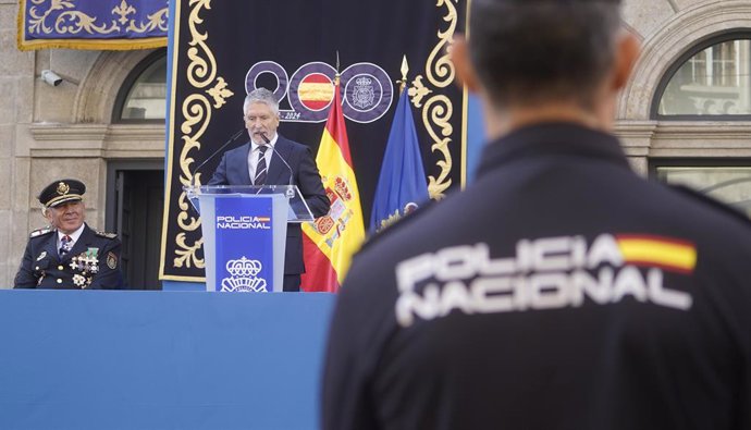 O Ministro do Interior, Fernando Grande-Marlaska, preside o ato central do Dia da Polícia, em 2 de outubro de 2025, em Vigo, Pontevedra, Galícia (Espanha). O evento comemora a festa dos Santos Anjos da Guarda, santo padroeiro da Polícia Nacional.