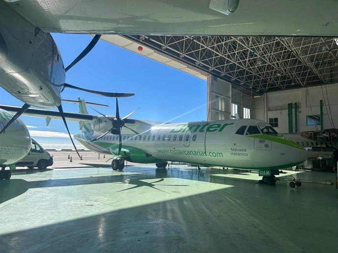 Uno de los aviones ATR 72 de Binter en el hangar de la compañía en Las Palmas de Gran Canaria
