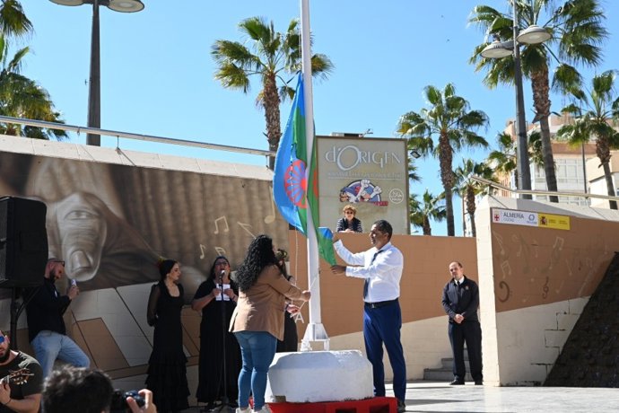 Acto de izado de la bandera con motivo del Día Internacional del Pueblo Gitano, celebrado el 8 de abril en Almería.