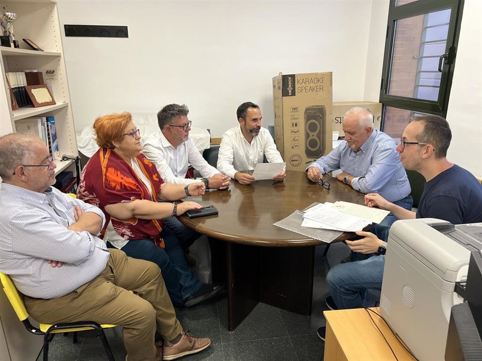 El grupo de municipal socialista con vecinos de Granja Suárez
