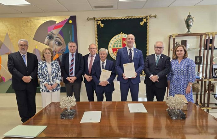 Foto de familia tras la firma del convenio entre la UJA y la Dirección General del Catastro.