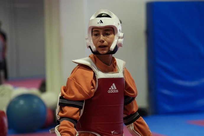 Adriana Cerezo durante uma reportagem para a Europa Press durante seu último dia de treinamento antes do Campeonato Mundial de Taekwondo, no Club Hankuk, em 17 de outubro de 2025, em San Sebastian de los Reyes, Madri, Espanha.