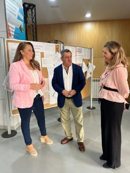 El director del IAAP, José Loaiza, y la delegada territorial de Justicia, Administración Local y Función Pública de Almería, Rebeca Gómez, en el instituto almeriense en el que se celebran las pruebas.