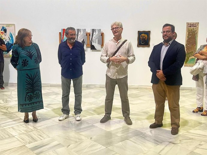 El teniente de alcalde de Cultura de El Puerto de Santa María (Cádiz), en la inauguración de la exposición 'Y en el fondo del espejo (Homenaje a Juan Cebrián', en la sala de exposiciones del Centro Cultural Alfonso X El Sabio.