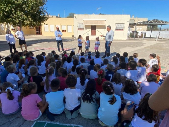 El teniente de alcalde de Presidencia del Ayuntamiento de El Puerto de Santa María (Cádiz), Javier Bello, en el Colegio de Educación Infantil y Primaria Marqués de Santa Cruz.