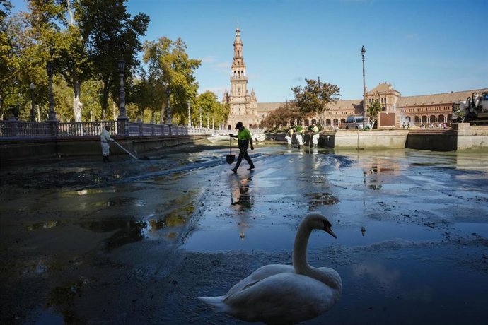 Labores de limpieza en la ría de la Plaza de España.