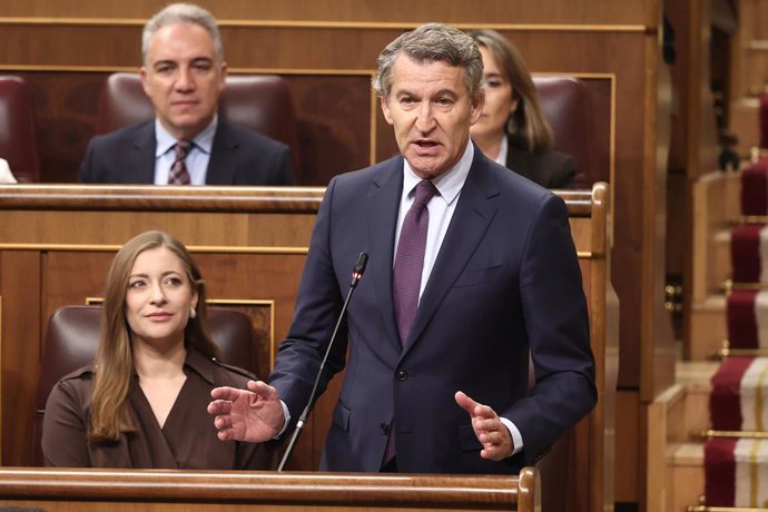 El presidente del Partido Popular, Alberto Núñez Feijóo, interviene durante una sesión de control al Gobierno, en el Congreso de los Diputados, a 22 de octubre de 2025, en Madrid (España). El Gobierno se enfrenta de nuevo a preguntas relacionadas con la e