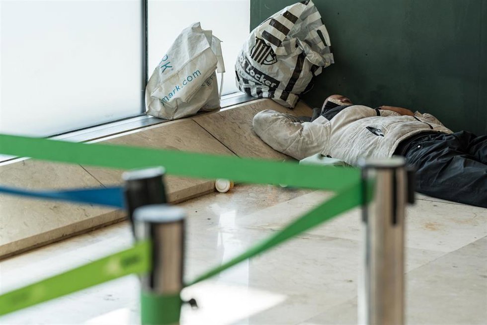 Archivo - Una persona duerme en la T4 del Aeropuerto Adolfo Suárez-Madrid Barajas, a 12 de mayo de 2025, en Madrid (España). Varios centenares de personas sin hogar viven y pernoctan en las instalaciones del Aeropuerto Adolfo Suárez-Madrid Barajas. Las 