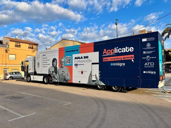 El aula de formación itinerante de la campaña 'Applícate: Sube, conecta y aprende', promovida por la Fundación Integra Digital y el Gobierno de la Región de Murcia