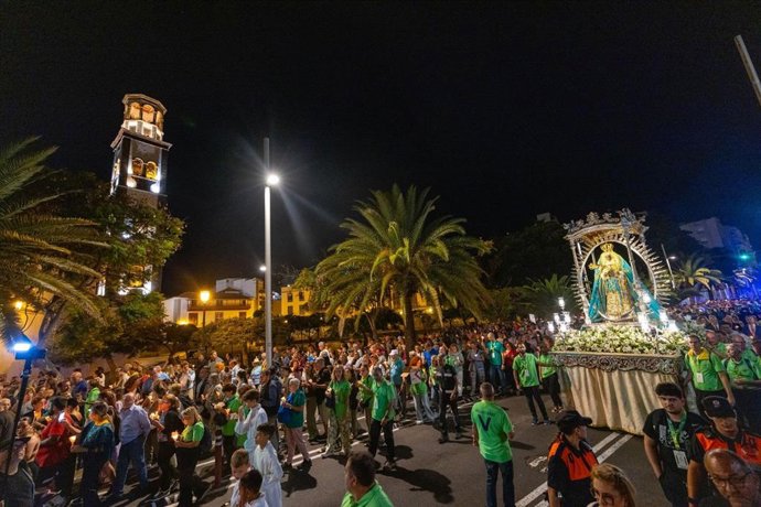 La Virgen de Candelaria regresa a su Basílica tras dos semanas de estancia en Santa Cruz de Tenerife