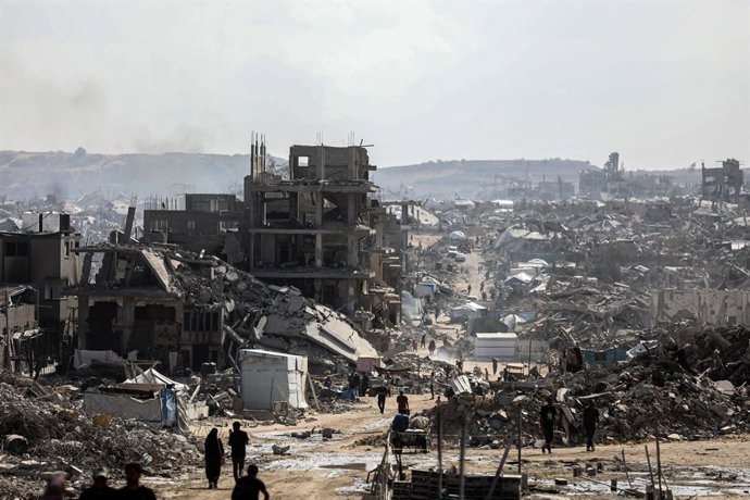 GAZA, 24 de outubro de 2025 -- Prédios destruídos são vistos em Jabalia, no norte da Faixa de Gaza, em 24 de outubro de 2025. As Nações Unidas estimam que aproximadamente 92% de todos os edifícios residenciais em Gaza - cerca de 436.000 casas - foram dani