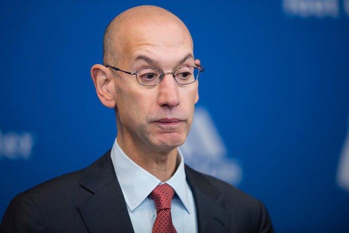 Archivo - FILED - 08 October 2014, Berlin: Then NBA commissioner Adam Silver speaks during a press conference prior to the NBA Global Games match between Alba Berlin and San Antonio Spurs at O2 World in Berlin. NBA boss Adam Silver spoke publicly for the 