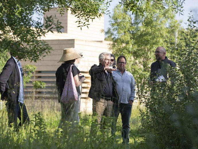 Gilles Clément en una visita al jardín del CDAN.