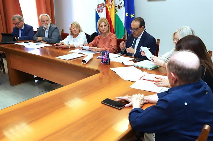 La alcaldesa de Jerez (Cádiz), María José García-Pelayo, presidiendo el Patronato de la Fundación Caballero.