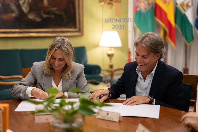 La alcaldesa de Granada, Marifrán Carazo, y el hermano mayor de la Hermandad del Rocío de Granada, Alfredo Alcalde, en la firma de la adhesión a la candidatura de Granada como Capital Europea de la Cultural 2031.