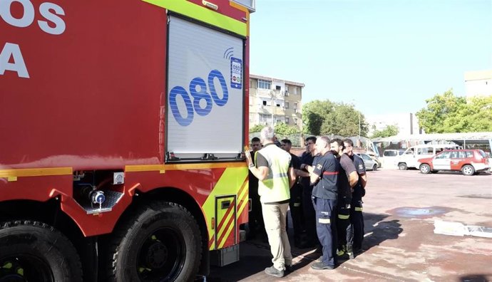 Los bomberos de Sevilla han recibido dos semanas de formación específica para manejar el nuevo camión autobomba.