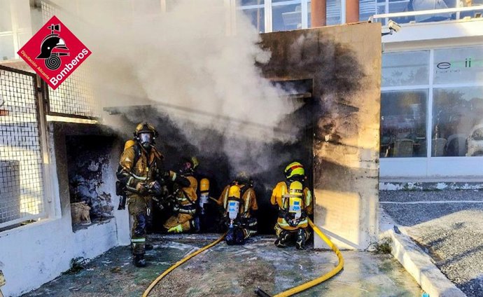 Extinguen un incendio en el garaje de un local en Moraira (Alicante) casi 20 horas después de iniciarse