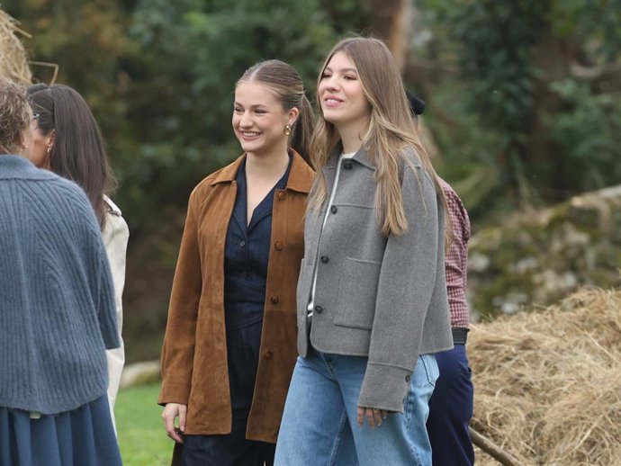 La princesa Leonor y la Infanta Sofía durante el acto de entrega del premio al ‘Pueblo Ejemplar de Asturias 2025, a 25 de octubre de 2025, en Valdesoto, Sieto, Asturias (España).