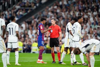 Archivo - Lamine Yamal of FC Barcelona protests during the Spanish League, LaLiga EA Sports, football match played between Real Madrid and FC Barcelona at Santiago Bernabeu stadium on April 21, 2024 in Madrid, Spain.