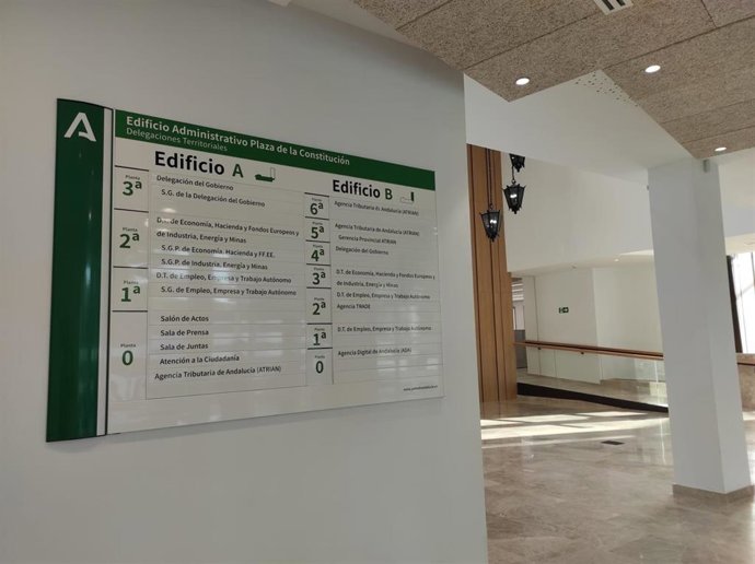 Panel informativo de un edificio administrativo de la Junta de Andalucía.