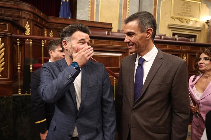 El presidente del Gobierno, Pedro Sánchez (d), y el portavoz de ERC en el Congreso, Gabriel Rufián (i), a su llegada a una sesión de control al Gobierno, en el Congreso de los Diputados, a 22 de octubre de 2025, en Madrid (España). El Gobierno se enfrenta