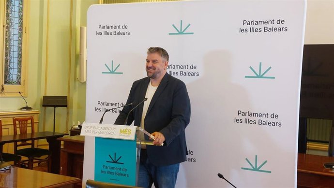El coordinador general de MÉS per Mallorca y portavoz del partido en el Parlament, Lluís Apesteguia, comparece en rueda de prensa. Archivo.