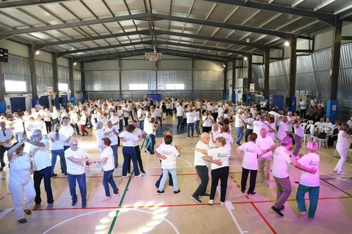 Más de 800 personas se mueven en la primera 'Diada de Baile de Salón para la gente mayor' del Consell