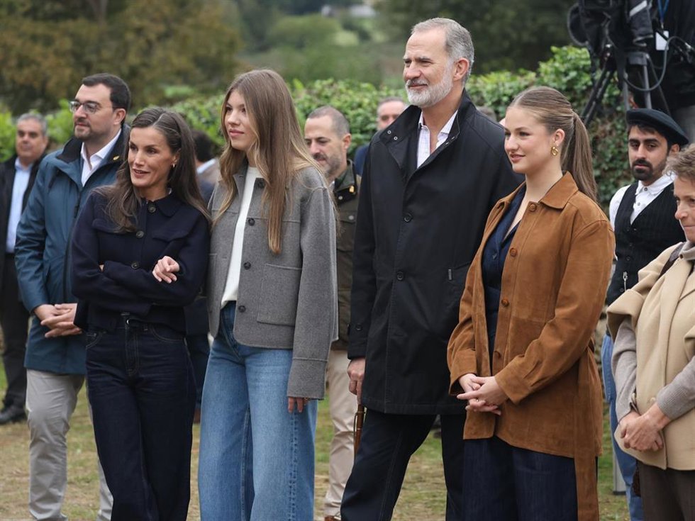 Los Reyes, la princesa Leonor y la Infanta Sofía durante el acto de entrega del premio al Pueblo Ejemplar de Asturias 2025, a 25 de octubre de 2025, en Valdesoto, Sieto, Asturias (España).