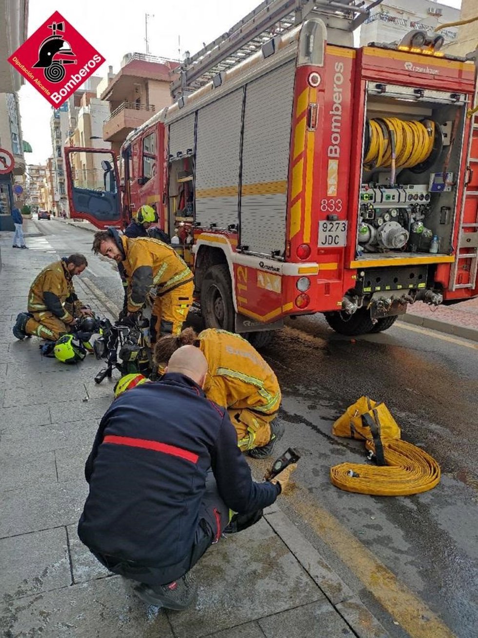 Archivo - Imagen de archivo de efectivos y camión del Consorcio Provincial de Bomberos de Alicante.