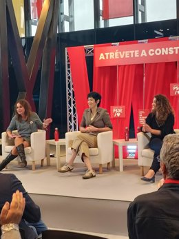 La ministra de Inclusión, Seguridad Social y Migraciones, Elma Saiz, durante la mesa de trabajo del PSOE  'Transformación social y administración pública. Los fondos europeos como motor de transformación' en León.