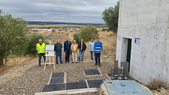 La directora de la Agencia del Agua de Castilla-La Mancha, Montserrat Muro, en declaraciones a los medios durante la visita a las obras de adecuación del depósito de Alcolea de Tajo (Toledo)
