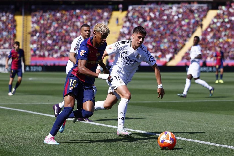 Archivo - El extremo Lamine Yamal (FC Barcelona) encara a Arda Güler (Real Madrid) en un Clásico disputado en Montjuc. 