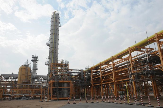 Archivo - Imagen de archivo de una refinería en Basora (Irak)