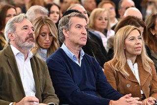 (I-D) El presidente autonómico del PP, Jorge Azcón, y el presidente del Partido Popular, Alberto Núñez Feijóo, durante un acto por el Día del Afiliado del PP de Aragón en el Parque de Atracciones, a 25 de octubre de 2025, en Zaragoza, Aragón (España). El 