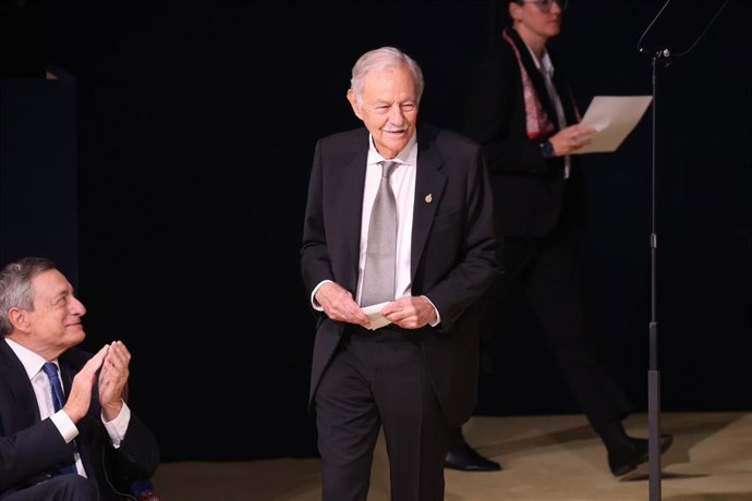 Mario Draghi aplaudiendo a Mendoza el viernes al recibir los dos un Premio Princesa de Asturias