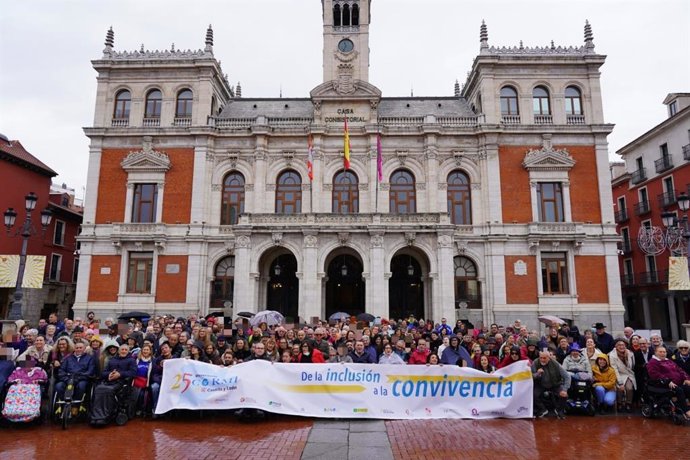 Alrededor de 600 personas con discapacidad de toda CyL llenan las calles de Valladolid en una jornada de inclusión