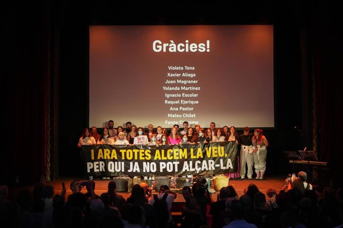 Asociaciones de víctimas homenajean a sus fallecidos un año después de la dana con canciones, cartas y poemas