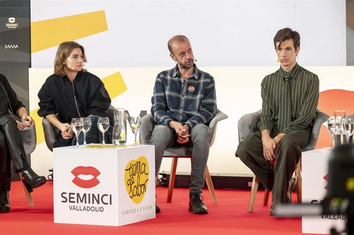 En el medio, el director Fernando Franco, junto a los actores Julia Martínez y Diego Garisa, en la presentación de 'Subsuelo' en el marco de la 70 Seminci.