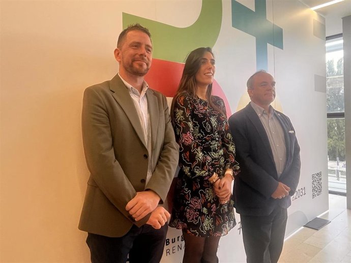 El viceportavoz del PSOE, Josué Temino; la presidenta de ProBurgos, Andrea Ballesteros; y el portavoz de Vox, Fernando Martínez Acitores.