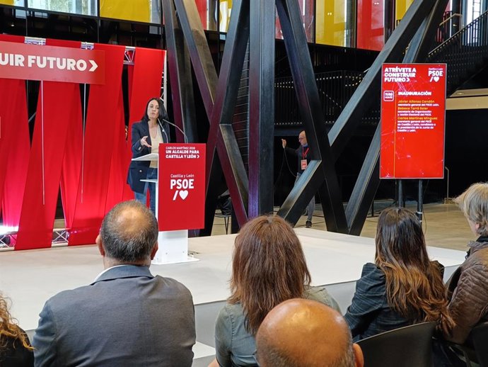 A Secretária de Organização do PSOE, Rebeca Torró, na abertura da Conferência do PSOE "Atreva-se a construir o futuro. Os fundos da próxima geração, o motor do crescimento em Castilla y León", realizada em León.