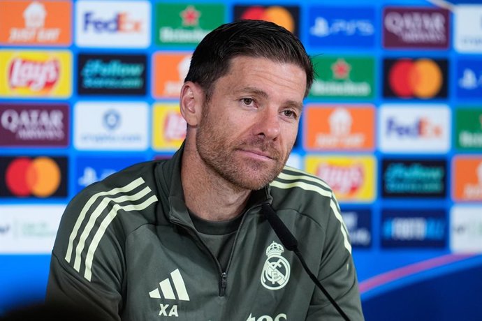 Xabi Alonso, técnico do Real Madrid, participa de sua coletiva de imprensa durante uma sessão de treinamento e coletiva de imprensa antes da partida da Liga dos Campeões da UEFA 2025/26 contra a Juventus FC na Ciudad Deportiva Real Madrid em 21 de outubro