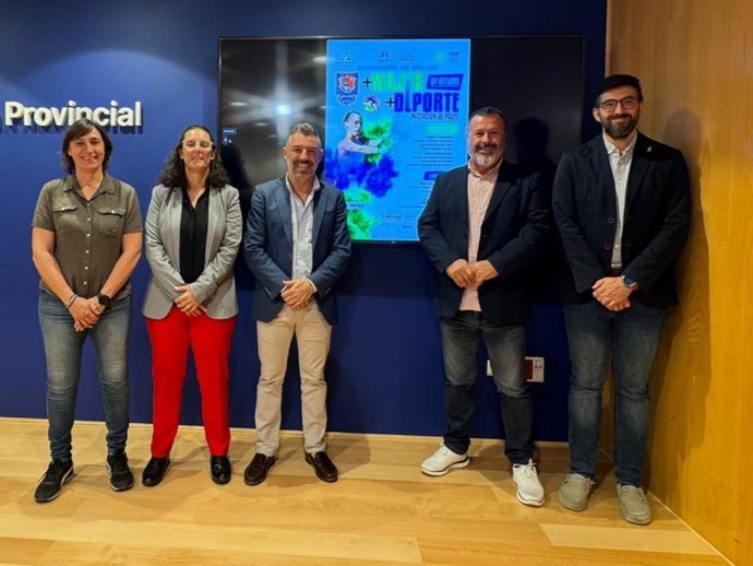 Un centenar de mujeres se iniciará en el pádel con el programa '+Deporte +Mujer' de la Diputación