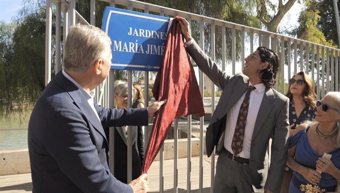 El alcalde inaugura en Triana los Jardines dedicados a la artista María Jiménez