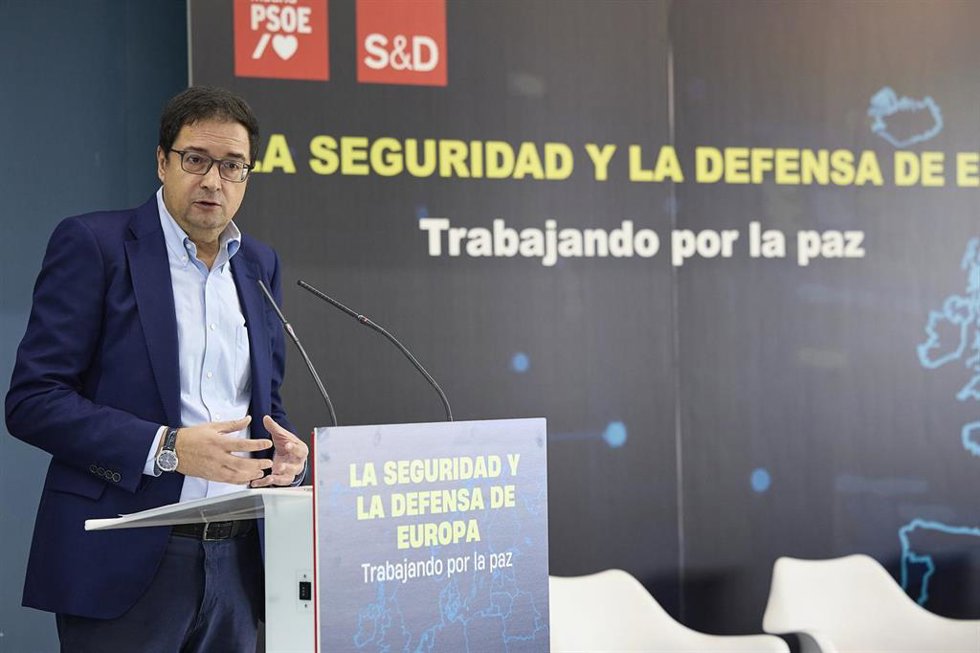 El ministro para la Transformación Digital, Óscar López, interviene durante una jornada sobre La seguridad y la Defensa en Europa, en el Círculo de Bellas Artes, a 25 de octubre de 2025, en Madrid (España). 