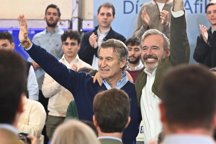 (E-D) O presidente do Partido Popular, Alberto Núñez Feijóo, e o presidente regional do PP, Jorge Azcón, durante um evento para o Dia dos Afiliados do PP de Aragão no Parque de Atracciones, em 25 de outubro de 2025, em Zaragoza, Aragão (Espanha). Os
