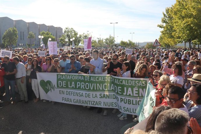 La Plataforma de Alcaldes y Alcaldesas de la provincia de Jaén en la primera marcha 'Defiende Tu Hospital de Andújar'.