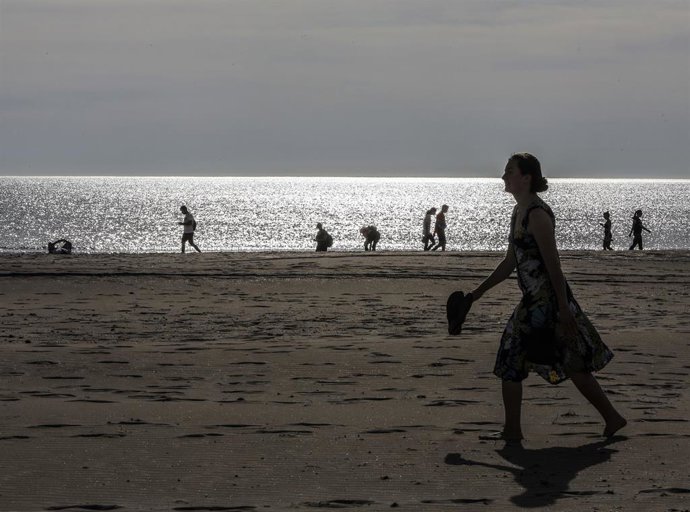 Archivo - Deportistas en la playa de la Malvarrosa el primer día de salida en Valencia tras 48 días en casa por el coronavirus, en que los adultos pueden salir a pasear y a hacer deporte, en  Valencia / Comunidad Valencia (España), a 2 de mayo de 2020.