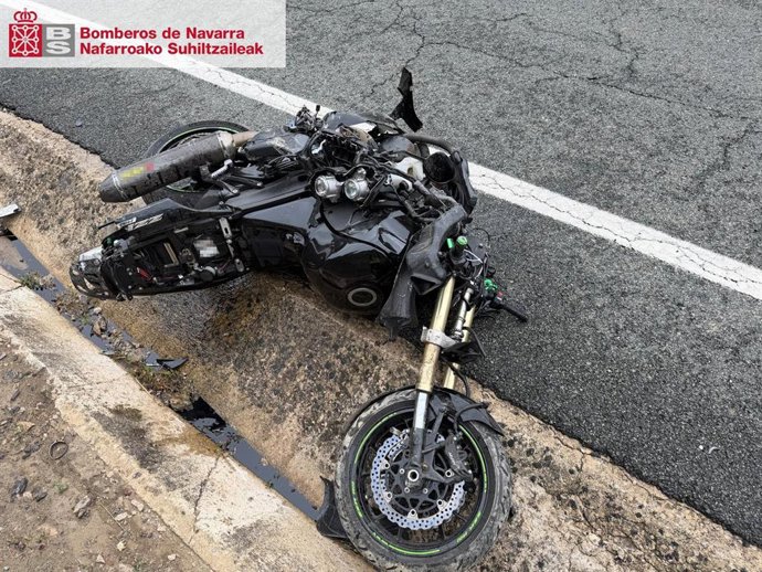 Imagen de la moto tras el accidente.